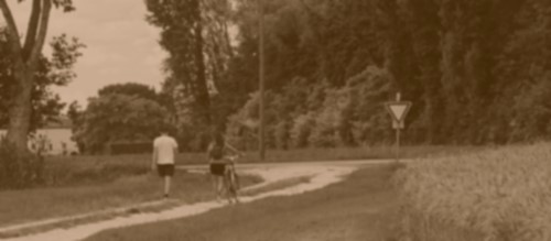 Ragazza e ragazzo per strada